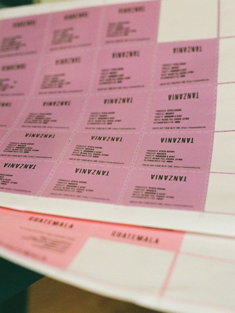 Frissen nyomtatott kávécímke-ívek a pörkölőben