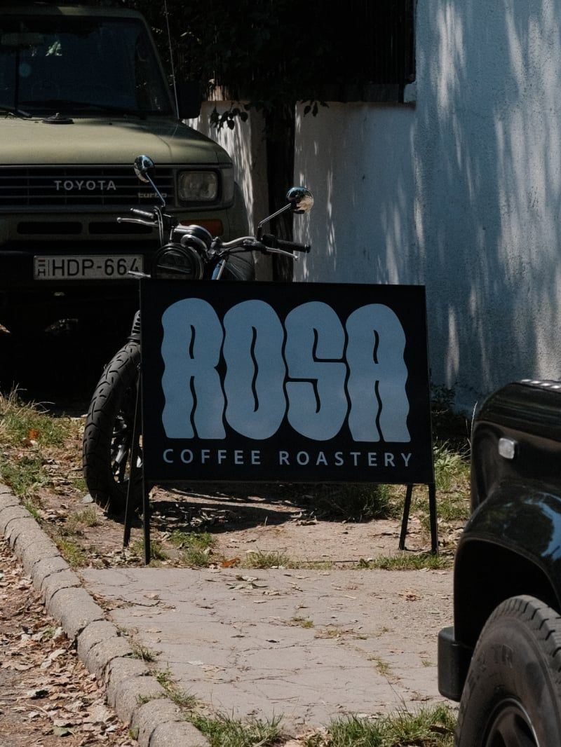 A ROSA táblája az utcán, terepjárók között