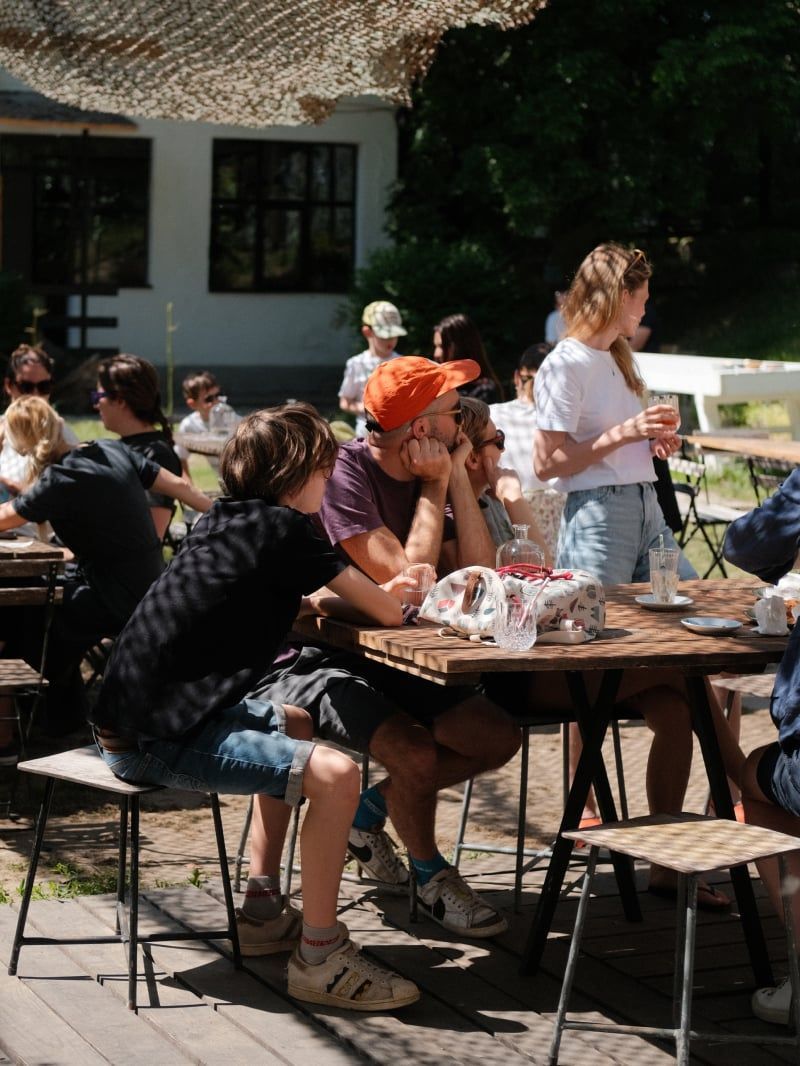 Vendégek a szabadtéri rendezvényen